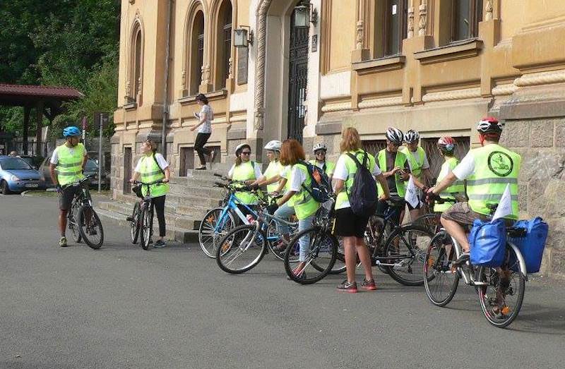 foto – bibliotecari pe biciclete de la brașov la sibiu. au promovat lectura și bibliotecile