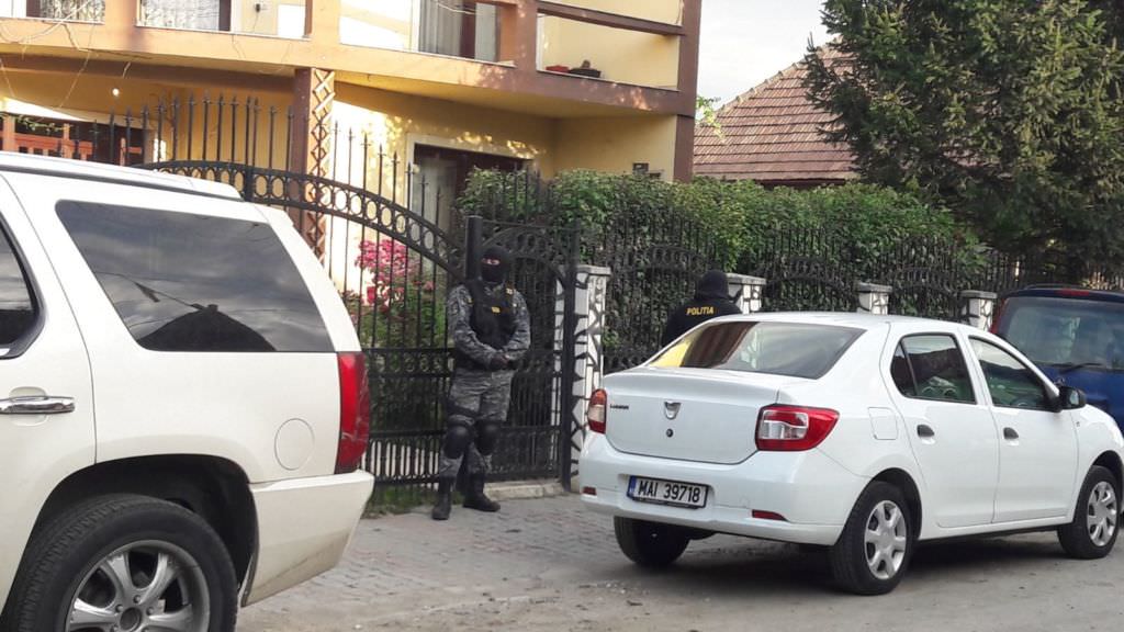 video foto perchezițiile de acasă de la cioabă - două mașini de lux și zeci de mii de euro confiscați