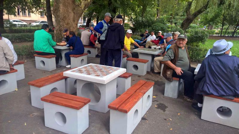 foto – se montează 20 de mese de șah în sibiu. s-a stabilit unde vor fi amplasate