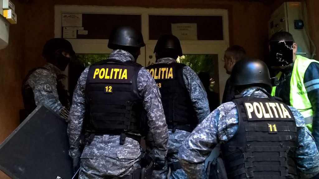 percheziții de amploare la sibiu - țepari cu locuri de muncă în străinătate reținuți de poliție