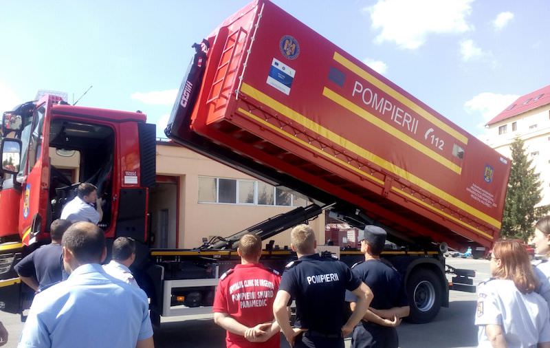 foto camion și container pentru căutarea și salvarea persoanelor, în dotarea isu sibiu