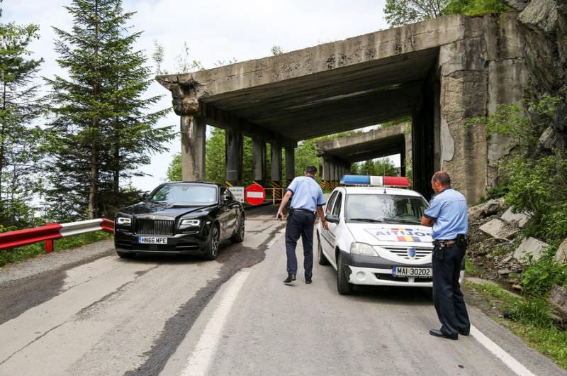 foto - cel mai luxos rolls royce la plimbare prin sibiu și pe transfăgărășan. imaginile sunt superbe