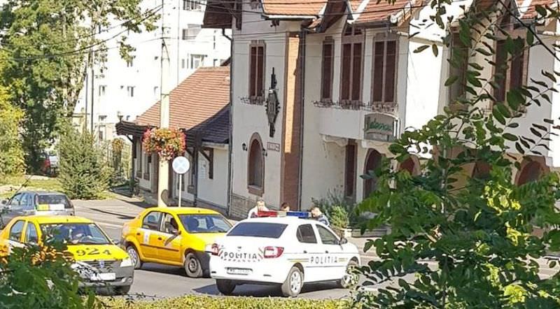 foto un taximetrist a tamponat o mașină de poliție aflată în misiune pe strada bâlea