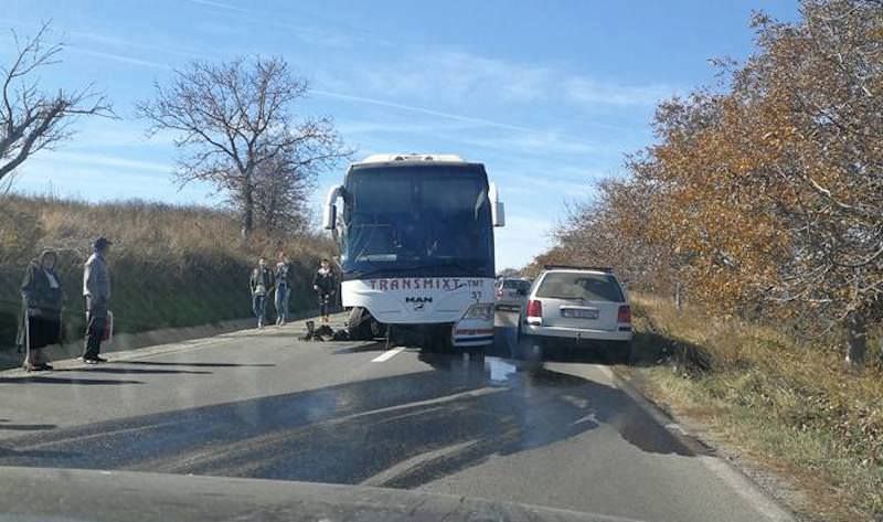 foto - accident în dealul dăii. un autobuz transmixt implicat