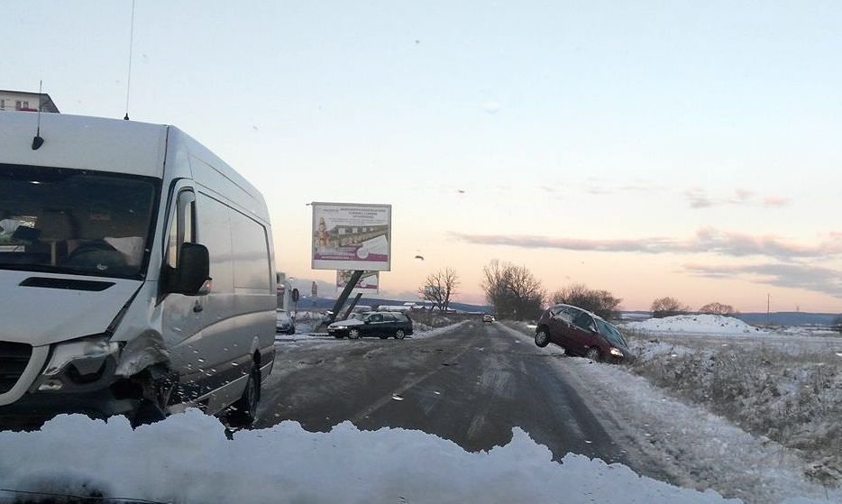 video foto gheață și polei pe dn14 și dj106c sibiu - cisnădie. accident pe drumul hoților și zăpadă mare la bâlea