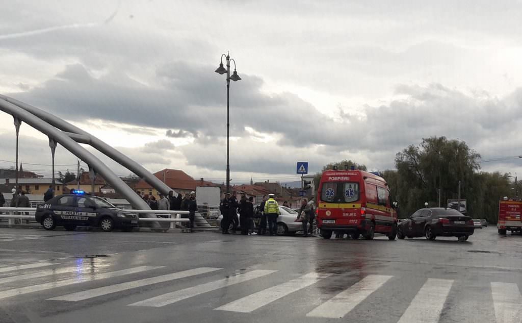 UPDATE FOTO Accident la Piața Cibin. O șoferiță a trecut pe roșu