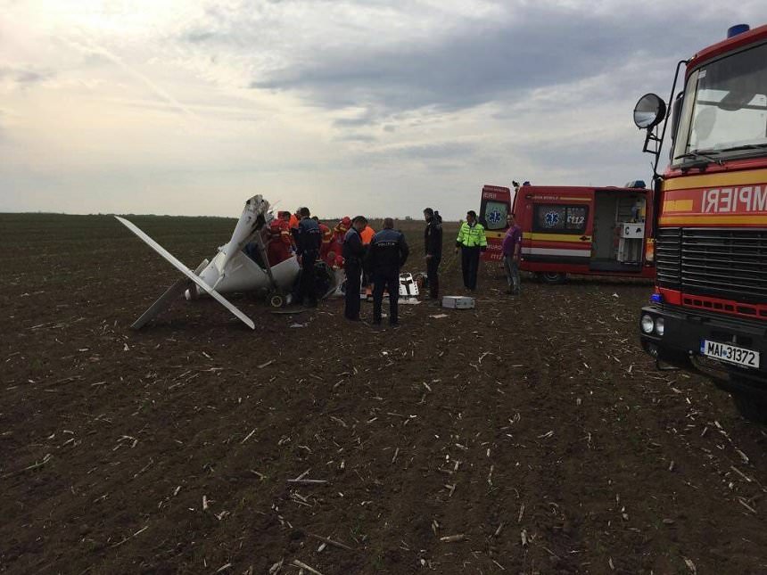 foto avion prăbușit pe un câmp în alba în apropiere de autostrada sibiu - deva