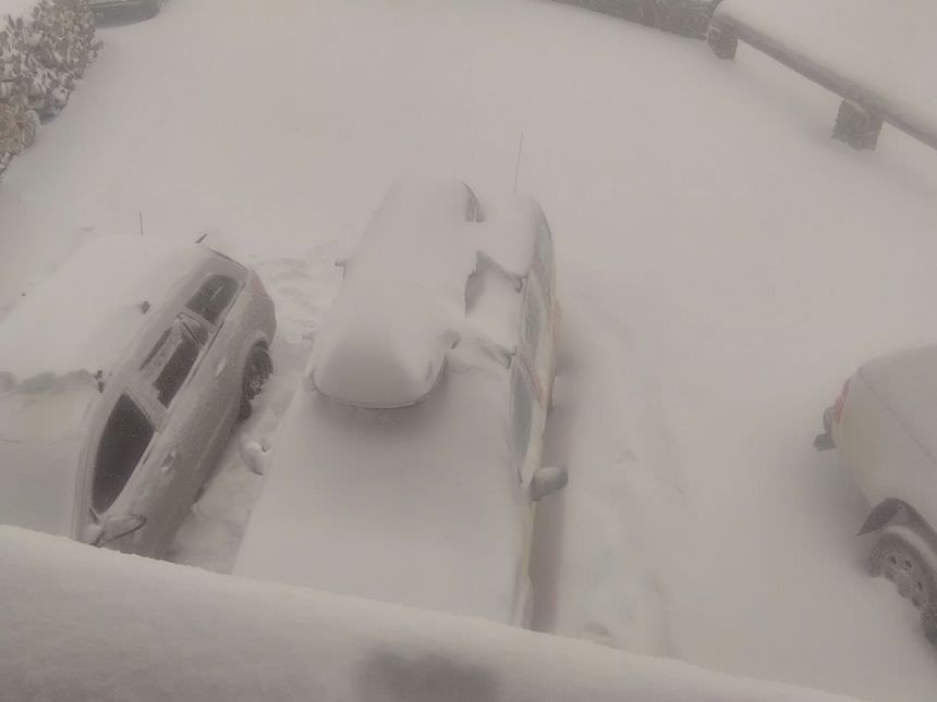 foto - iarnă autentică la bâlea lac. transfăgărășanul închis și mașini blocate în zăpadă