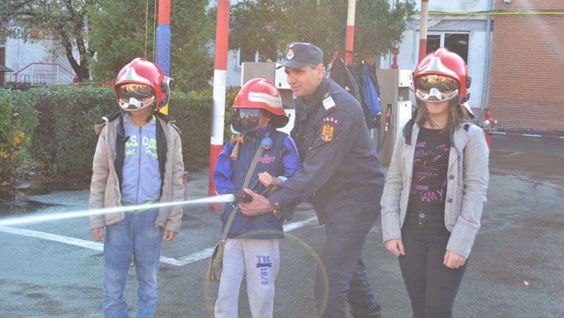foto - copiii și-au făcut de cap la pompieri. s-au distrat pe cinste