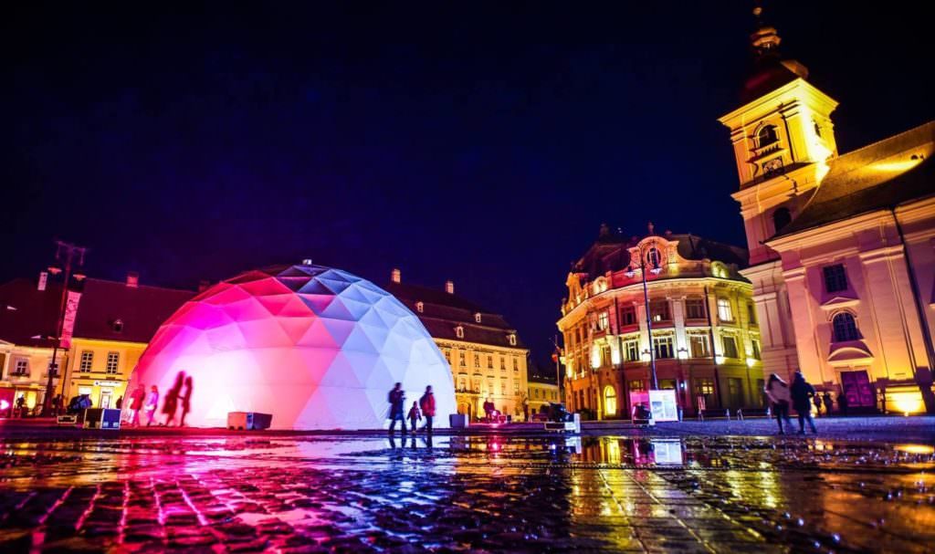 foto - cinematograf dom cu ecran de 360 pe tavanul cupolei - este în piața mare din sibiu