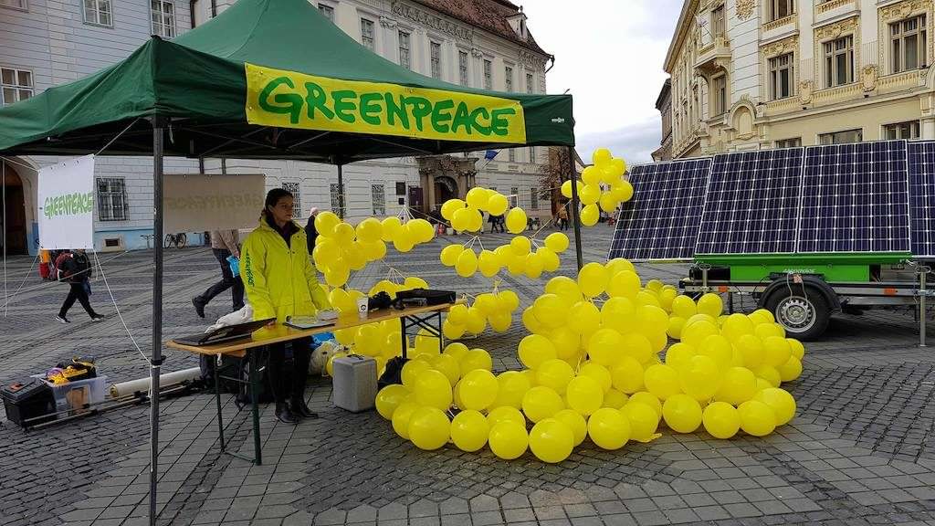video foto – greenpeace a desenat un soare uriaș în piața mare. mesaj pentru președintele iohannis