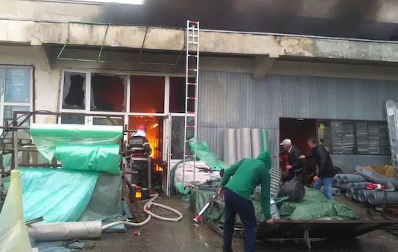 video foto incendiu puternic la un depozit în vaslui. zeci de pompieri au intervenit