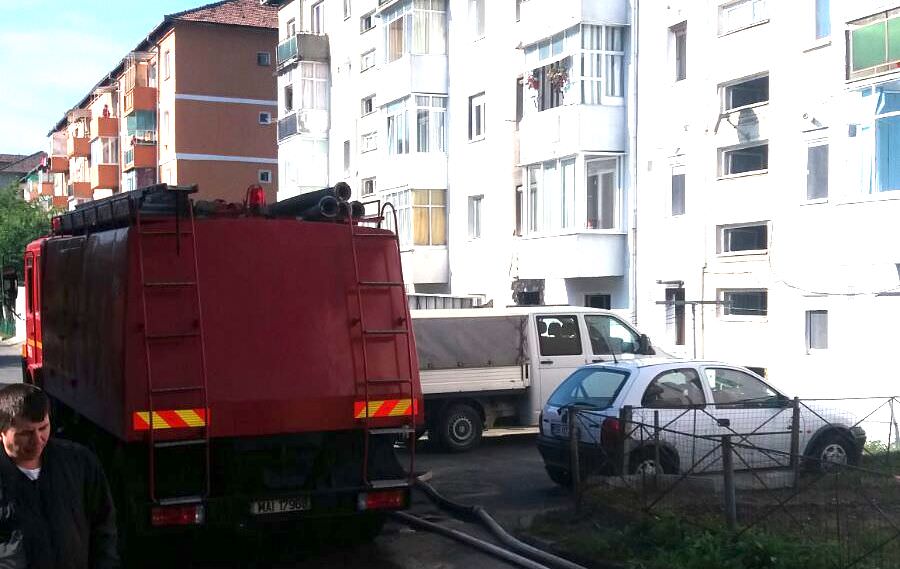 foto – incendiu puternic la mediaș. șaisprezece locatari evacuați dintr-un bloc