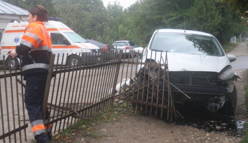 un șofer de 73 de ani a intrat cu mașina într-un gard la cisnădie. era băut bine