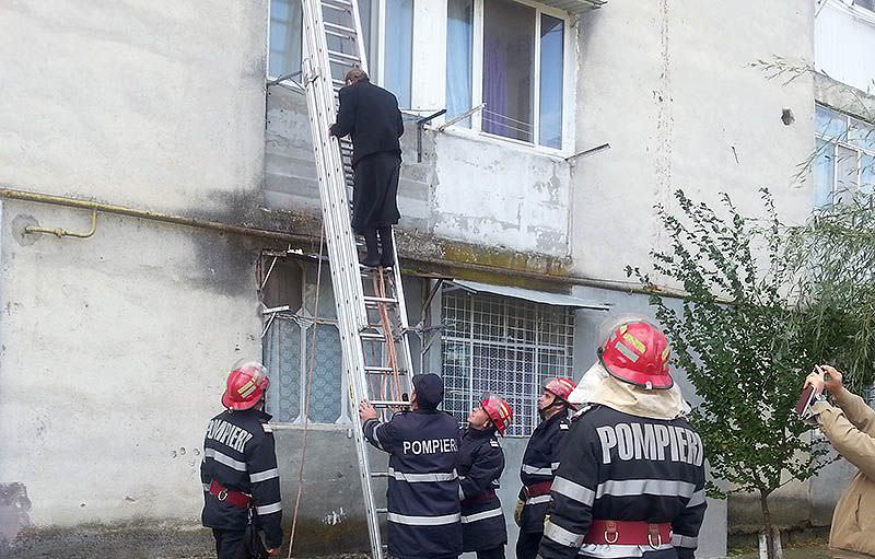 femeie blocată în balcon la sibiu. intervin pompierii