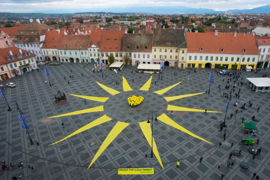 video foto – greenpeace a desenat un soare uriaș în piața mare. mesaj pentru președintele iohannis