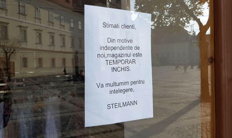 Steilmann a închis magazinul din Piața Mare cu un anunț ciudat în vitrină - Cale liberă pentru cei de la Starbucks