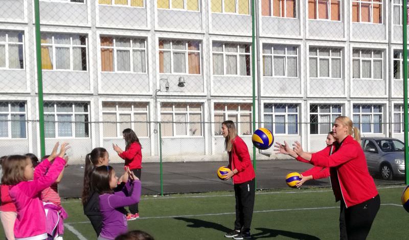 FOTO - Voleibalistele de la CSM Sibiu au promovat sportul în şcoli. Sâmbătă te așteaptă la meci