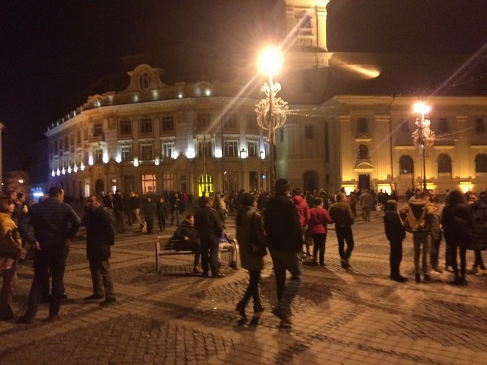 update video foto - peste 3000 de omeni la protestul #rezist de la sibiu. s-a scandat ”românia, trezeşte-te”