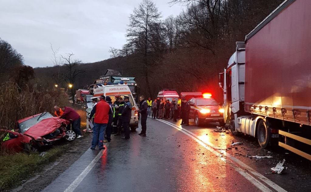 foto - accident mortal pe dn1 - hula bradului. coliziune între un logan și un tir