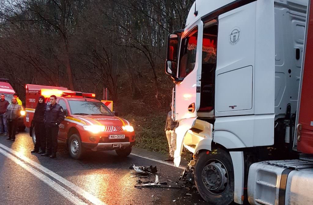 foto - accident mortal pe dn1 - hula bradului. coliziune între un logan și un tir