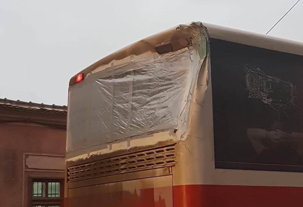 foto - un autobuz circulă fără geam în trafic între avrig și sibiu. navetiștii fac scandal