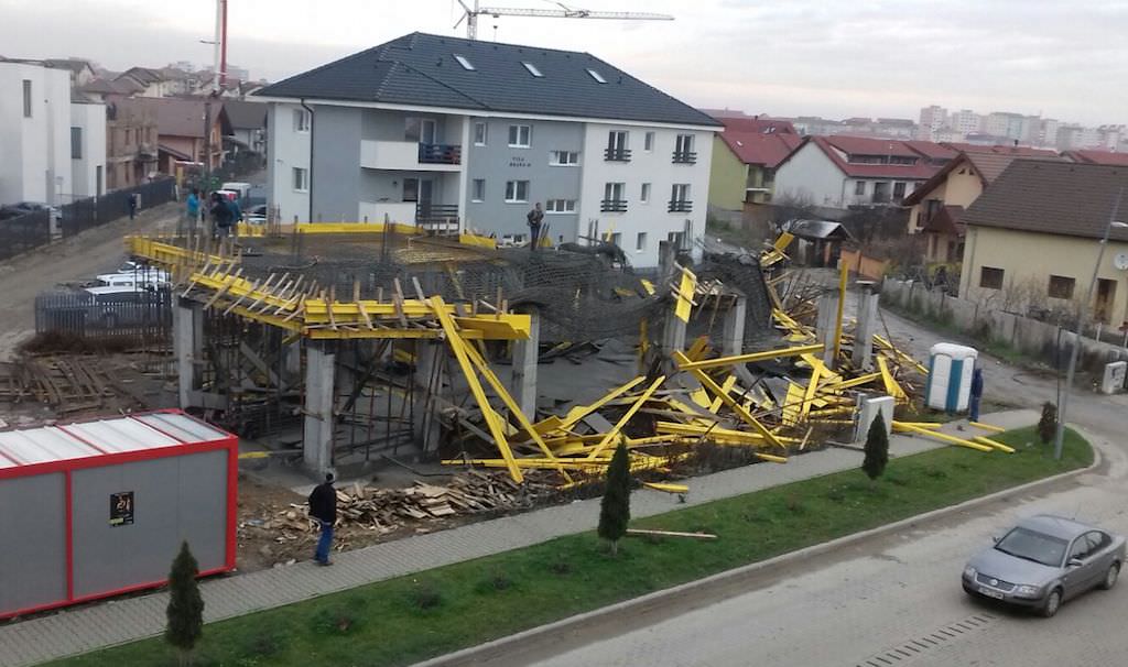 VIDEO FOTO - Blocul prăbușit pe Brana. Constructorul continuă lucrările și curăță zona