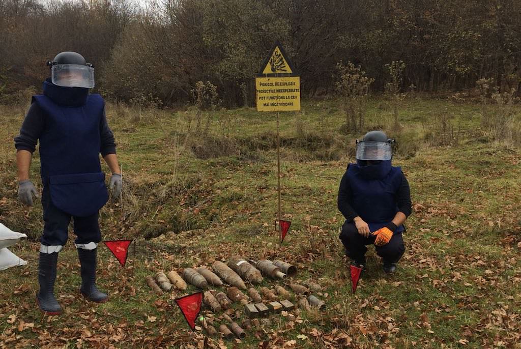 foto - detonare de muniție făcută de pompieri în poligonul gușterița