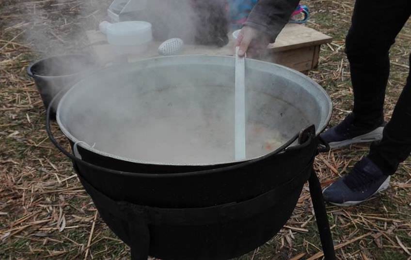 FOTO - Experiențe culinare în Muzeul în Aer Liber. Se gătește supă de pește la ceaun