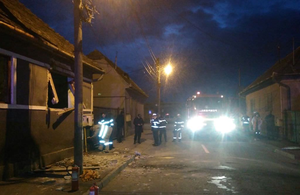foto - explozie la o casă de pe strada cezar bolliac în sibiu. cel puțin două victime