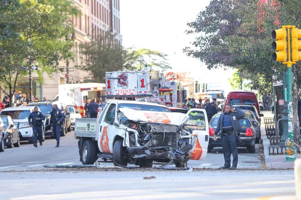 video foto atac terorist la new york - un camion a intrat pe o pistă de biciclete. cel puțin opt morți și 12 răniți