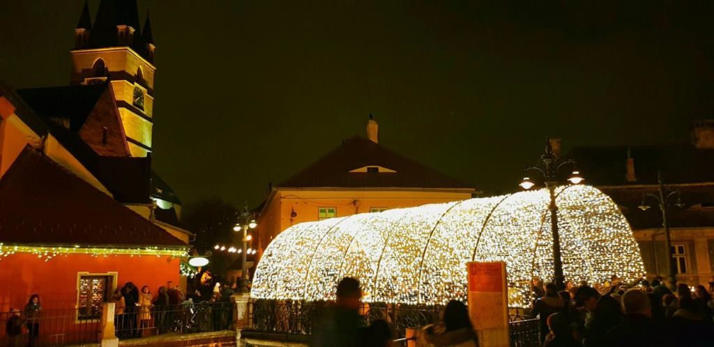 video foto s-a deschis târgul de crăciun în piața mare. sibiul e magic și arată ca în povești