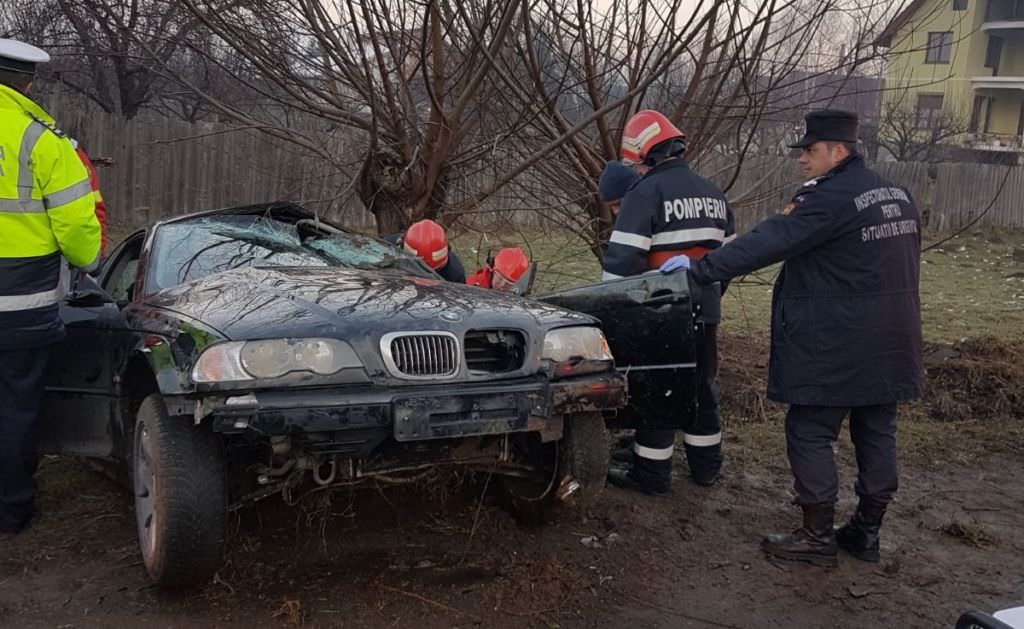 foto - bmw făcut praf de o șoferiță la gura râului