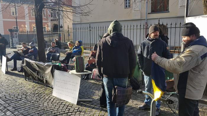 update foto video – protest în fața sediului psd sibiu. mesajul protestatarilor este clar: ”vă vedem”