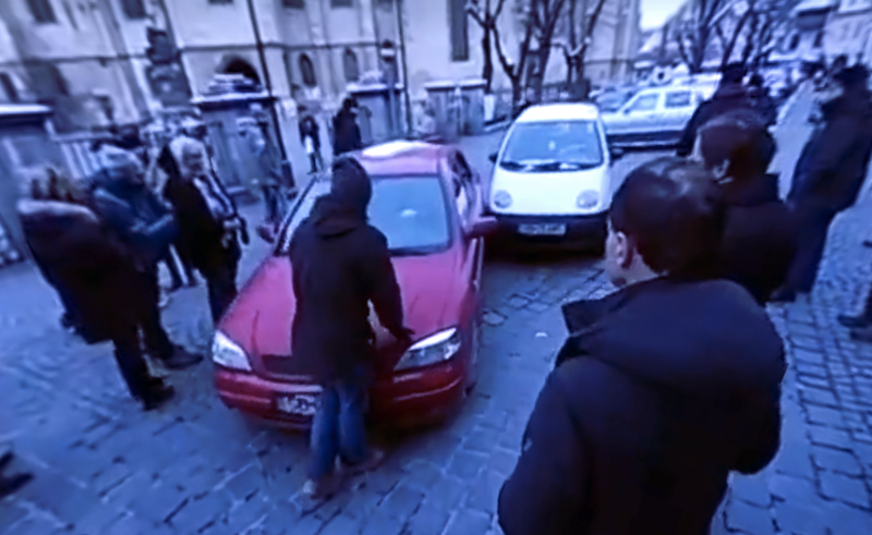 video - foto incident la flashmob-ul din fața psd sibiu. protestatar acroșat de o mașină