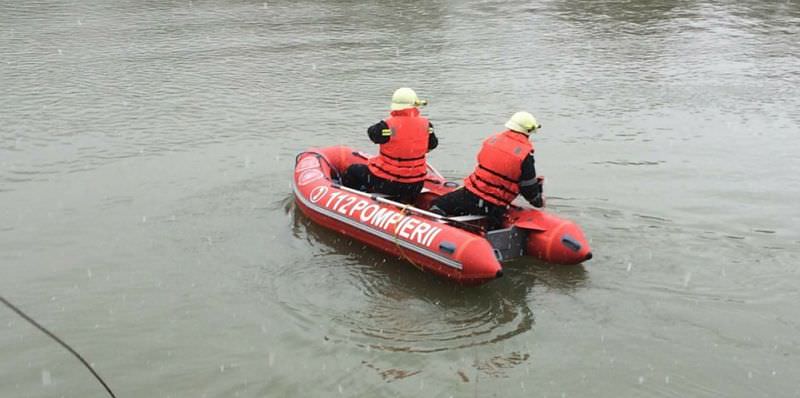 un căruțaș a dispărut lângă cibin - pompierii îl caută cu barca pe râu