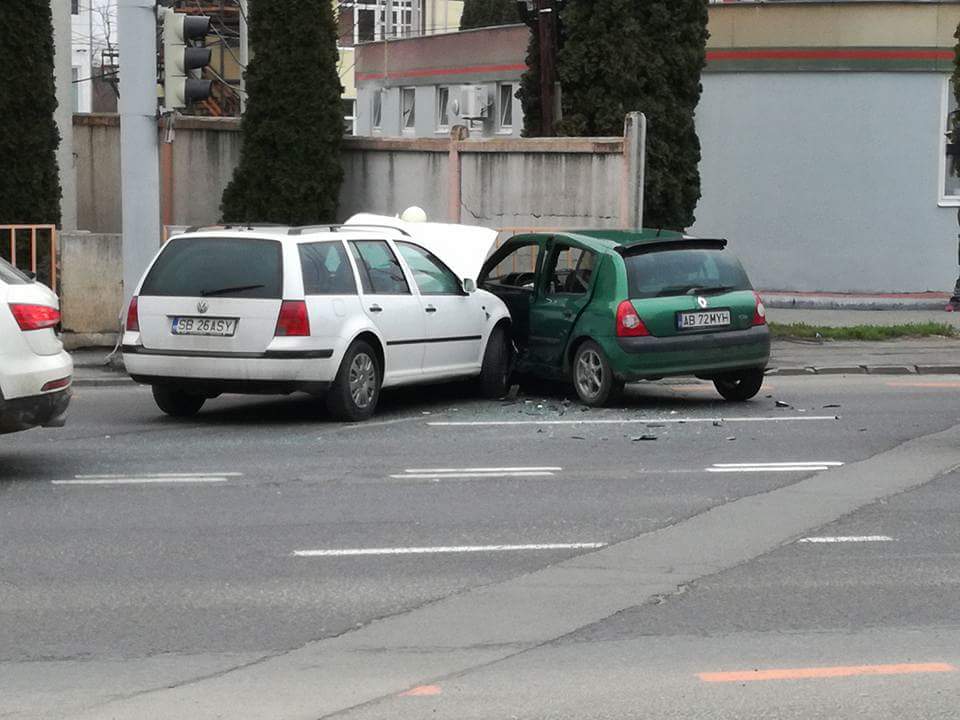 foto - accident cu două mașini implicate pe alba iulia