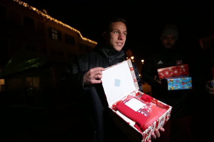 fotbaliștii de la fc hermannstadt au fost la căsuţa shoebox din târgul de crăciun din sibiu