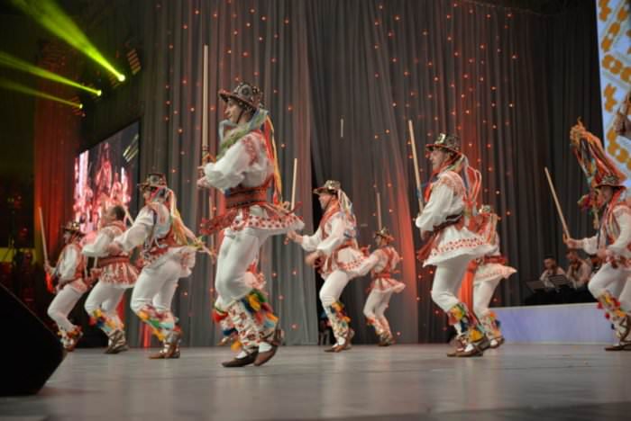 mii de spectatori s-au bucurat de 10 ore de spectacol la festivalul naţional de folclor „ioan macrea”