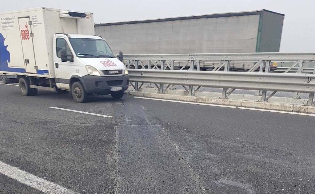 foto - reparații pe autostrada sibiu - orăștie. cnair acoperă gropile