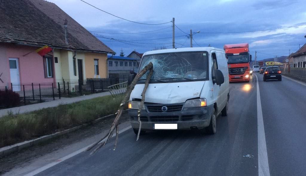 update foto accident la tălmaciu - pieton lovit de un microbuz. șoferul era băut