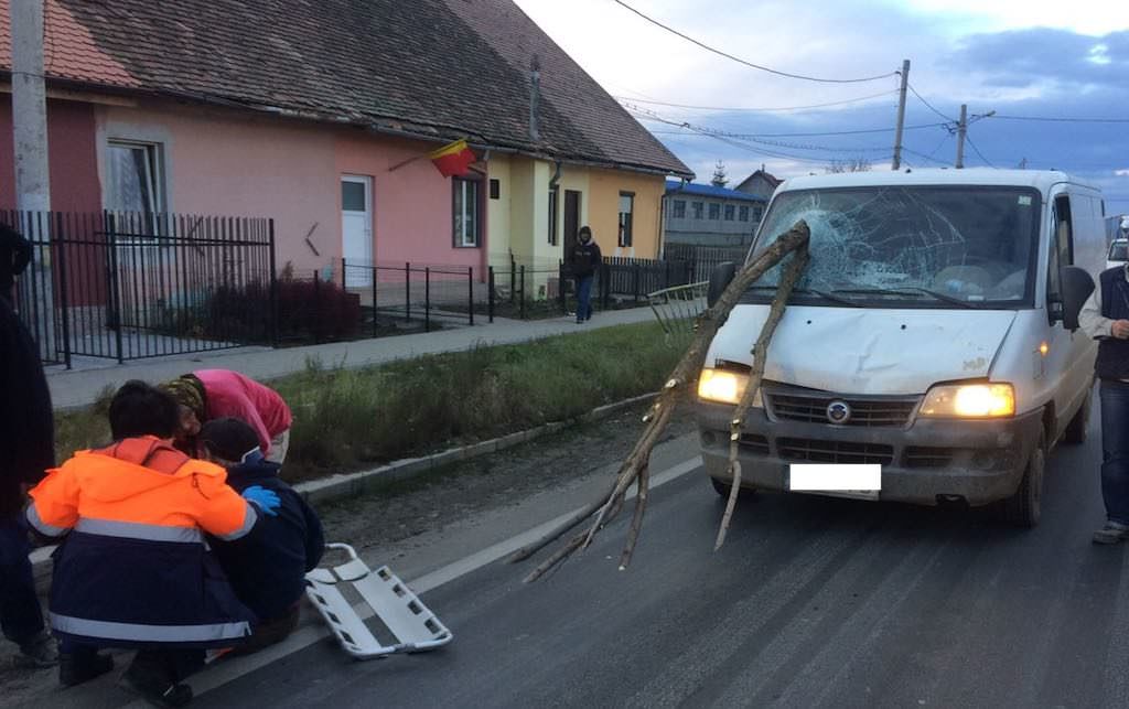 update foto accident la tălmaciu - pieton lovit de un microbuz. șoferul era băut