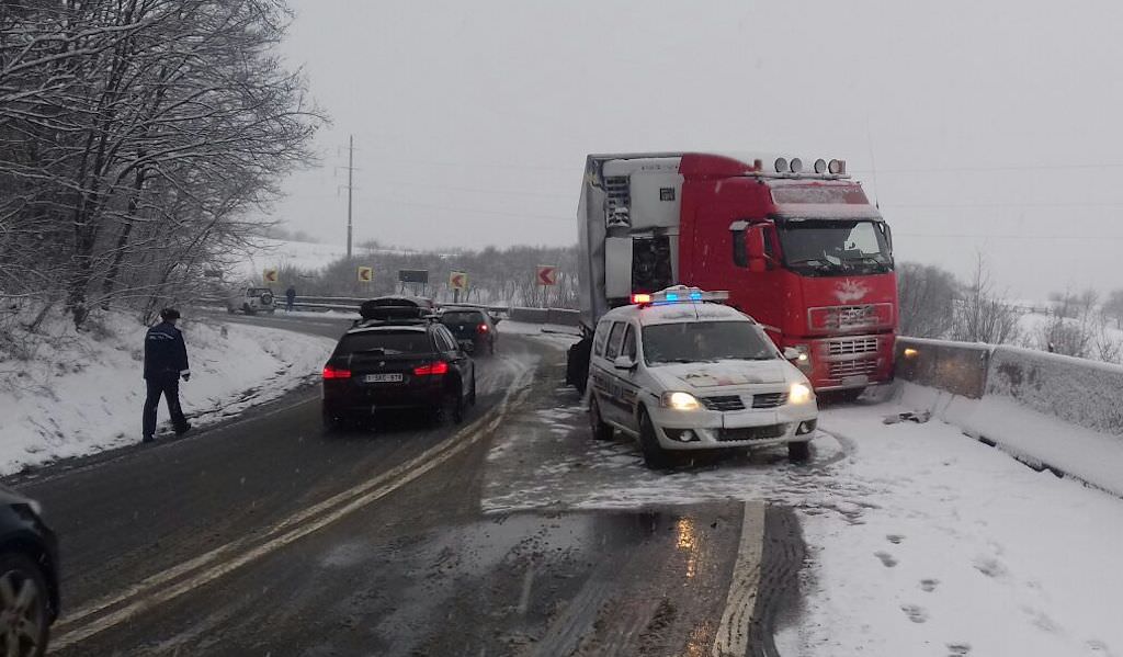 foto - accident la tălmaciu pe dn7. coliziune între două tiruri