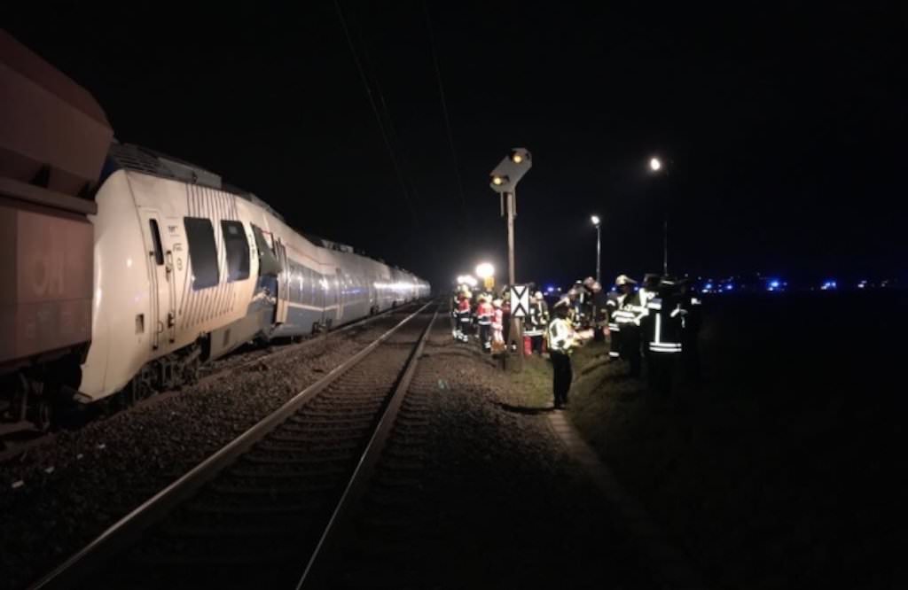 foto - două trenuri s-au ciocnit în germania. cel puțin 50 de răniți
