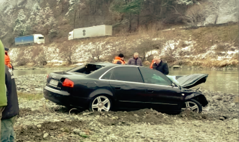 update video foto audi-ul a4 căzut în râul pe valea oltului, scoasă la mal. un bărbat a fost găsit mort