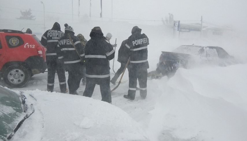 trei tineri suprinși de o avalanșă. o femeie a murit