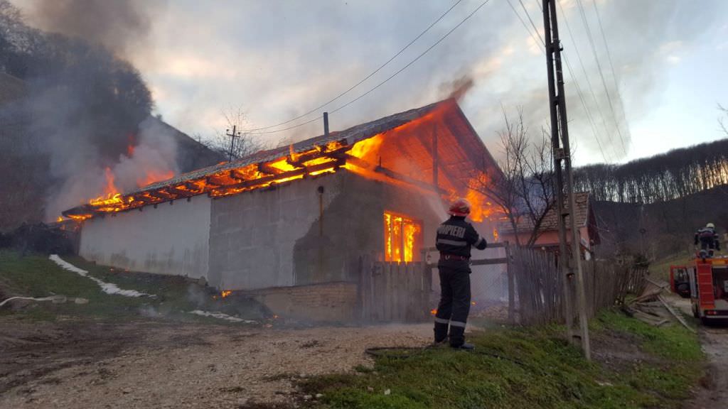 foto casă în flăcări din cauza unui coș de fum neizolat termic