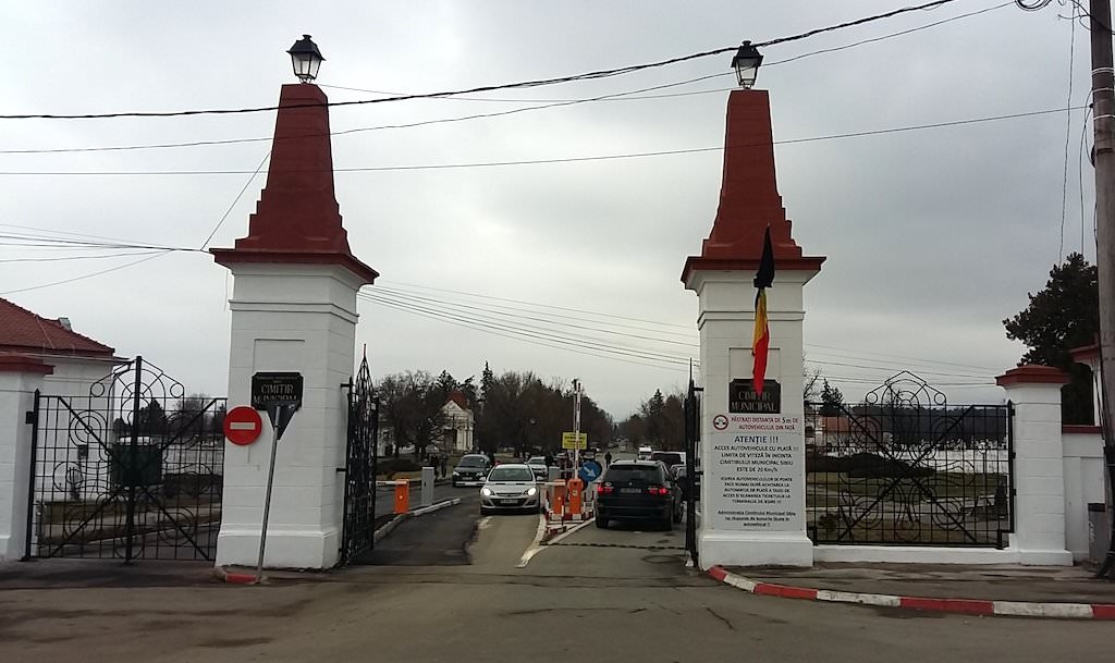 foto poarta principală a cimitirului municipal, reconfigurată. ieșirea se face pe două benzi