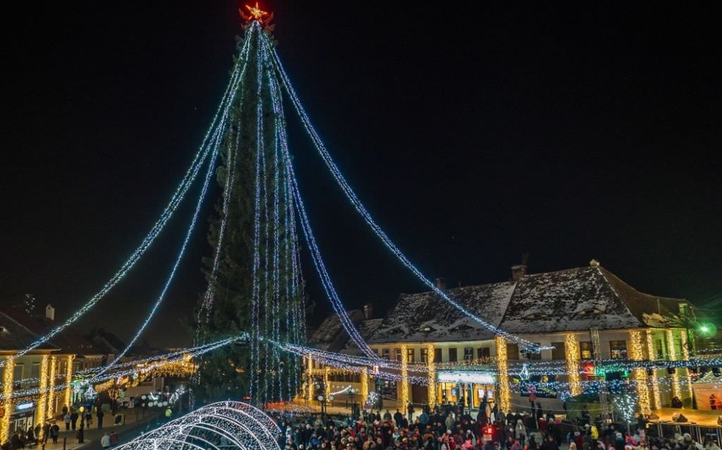 marți se aprinde iluminatul festiv la cisnădie. super concert cu loredana