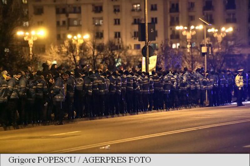 FOTO - Proteste cu incidente în Capitală. Oamenii au ieșit în stradă și la Sibiu